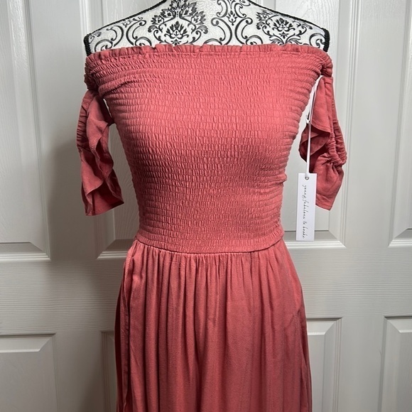 Young Fabulous & Broke Dresses & Skirts - Young Fabulous & Broke maxi mauve smocked off the shoulder‎ maxi dress M Long
